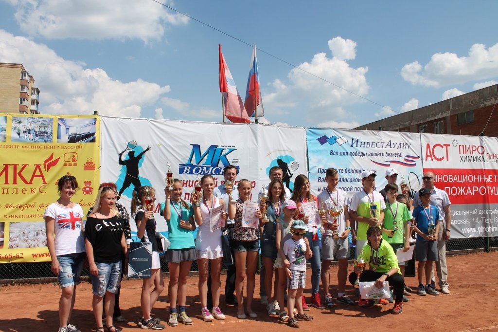 Победители турнира по теннису и партнеры соревнований - ИнвестАудит