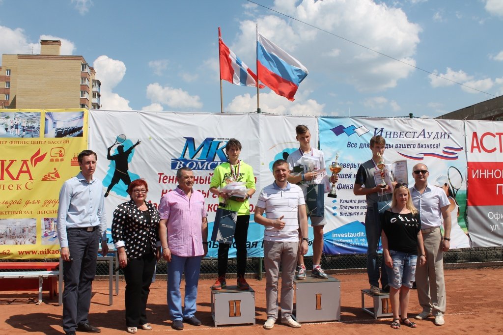 Победители турнира по теннису и партнеры соревнований - ИнвестАудит
